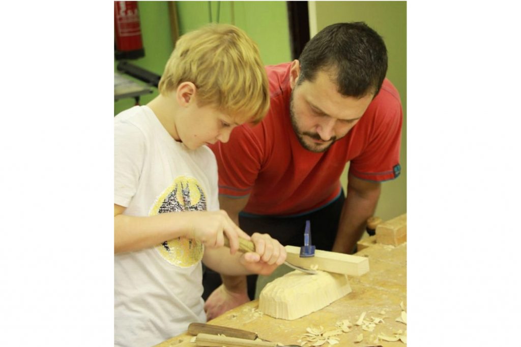Velká radost z malého kousku dřeva – řezbářský kurz pro děti a seniory (celodenní)