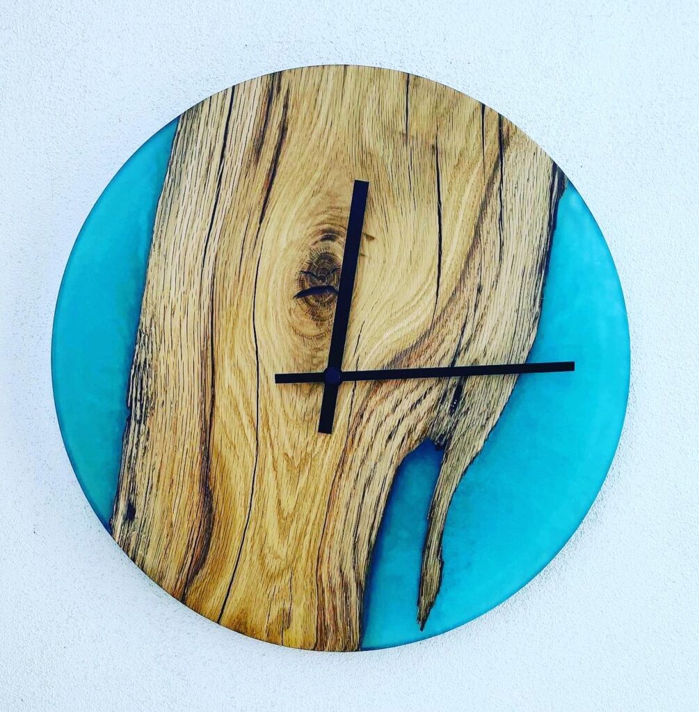 Výroba hodin ze dřeva a pryskyřice