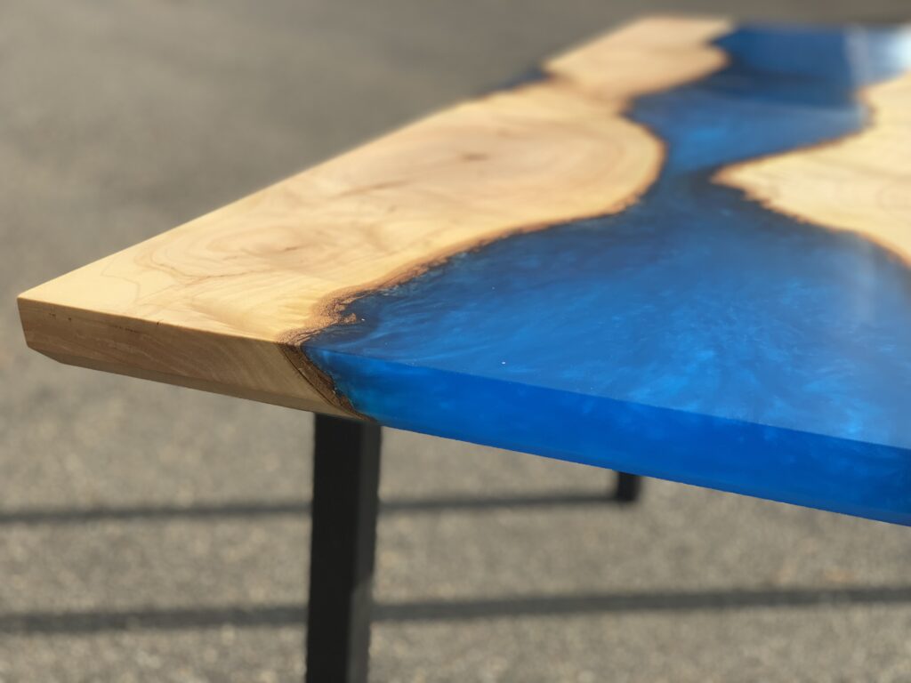 Výroba konferenčního stolu ze dřeva a epoxidu