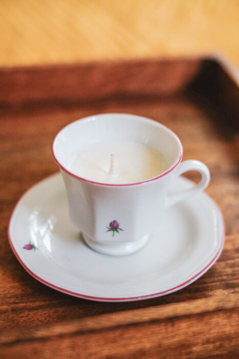 vyroba-svicky-do-kvetovaneho-hrnku-hrnicku