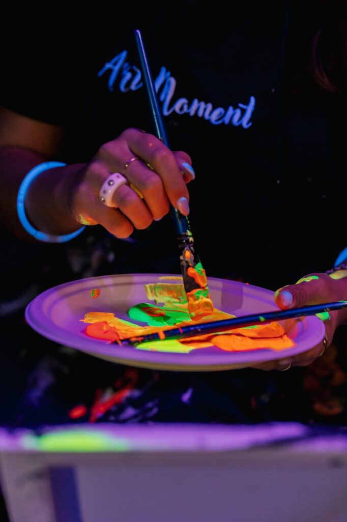 Magické malování svítícími barvami pod UV světlem