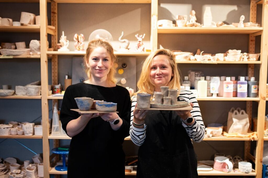 Tvoření snídaňového setu z keramiky v kreativním ateliéru