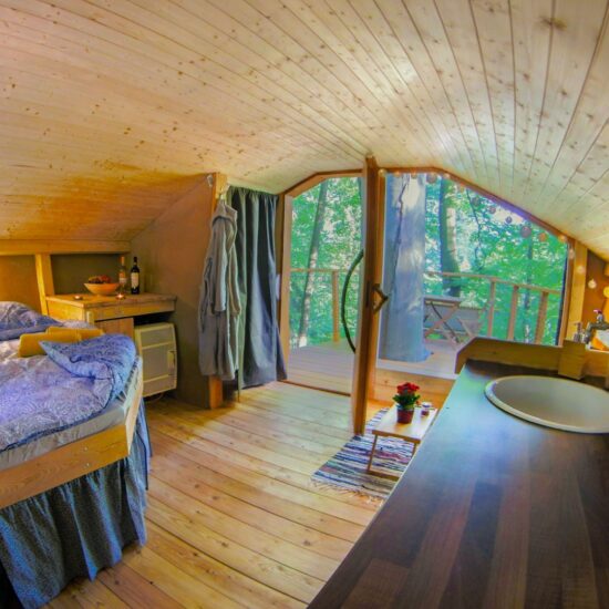 Treehouse-Zvicina-interier-den-celek