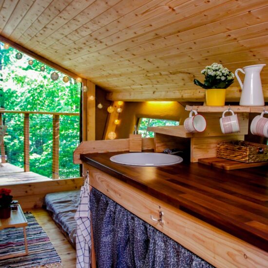 Treehouse-Zvicina-interier-den-kuchyn-okno